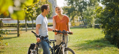 2 Fahrradfahrer in Abensberg vor dem Maderturm