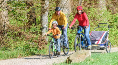 3-köpfige Familie beim Radfahren in Kelheim