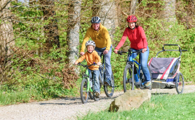 3-köpfige Familie beim Radfahren in Kelheim