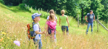 5-köpfige Familie beim Spazierengehen