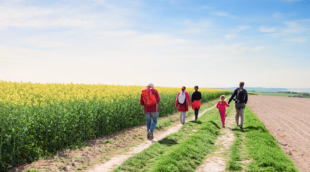 5-köpfige Familie beim Wandern in Kelheim