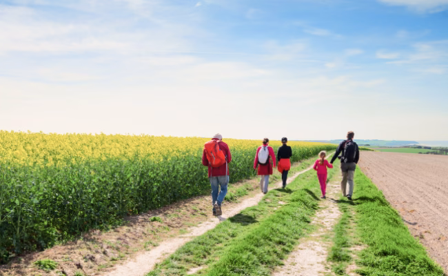 5-köpfige Familie beim Wandern in Kelheim