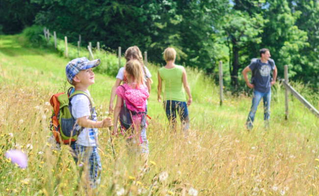 5-köpfige Familie beim Spazierengehen